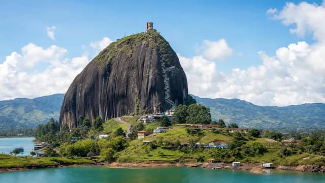 El monolito de La Piedra del Peñol sobre el embalse de Guatapé